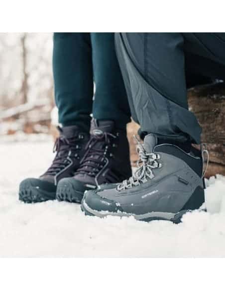 Women's hiking boots for cold and snowy conditions