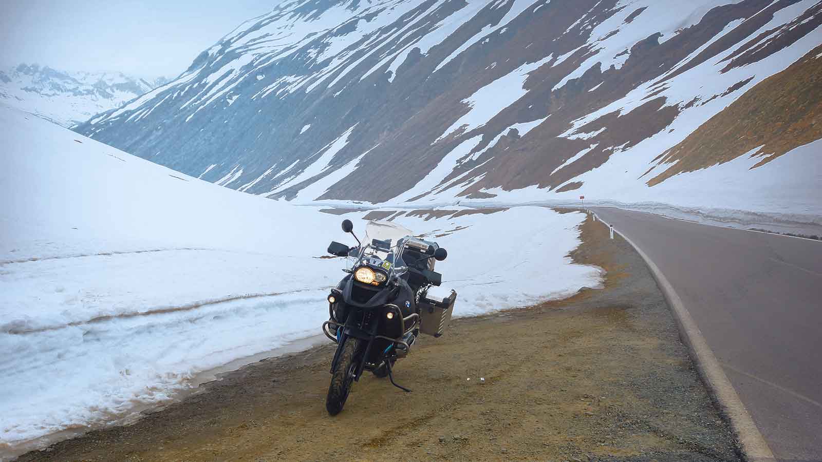 Motard équipé pour rouler en hiver